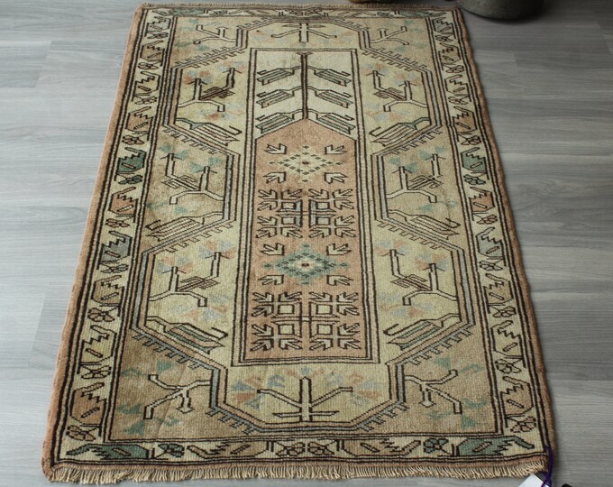 Small Beige Rug, Vintage Milas Rug, Ethnic Beige Rug, Handwoven Natural Wool Rug / B-1633 / 2'9"x4'4"