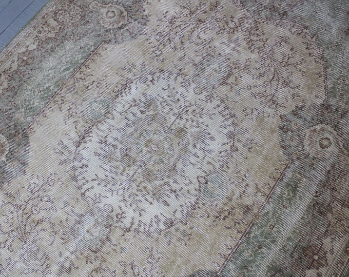 5'8"x 9" ft  Vintage Beige OUSHAK Rug, Distressed Medallion Rug, Beige-Ligth Mint Green Turkish Rug