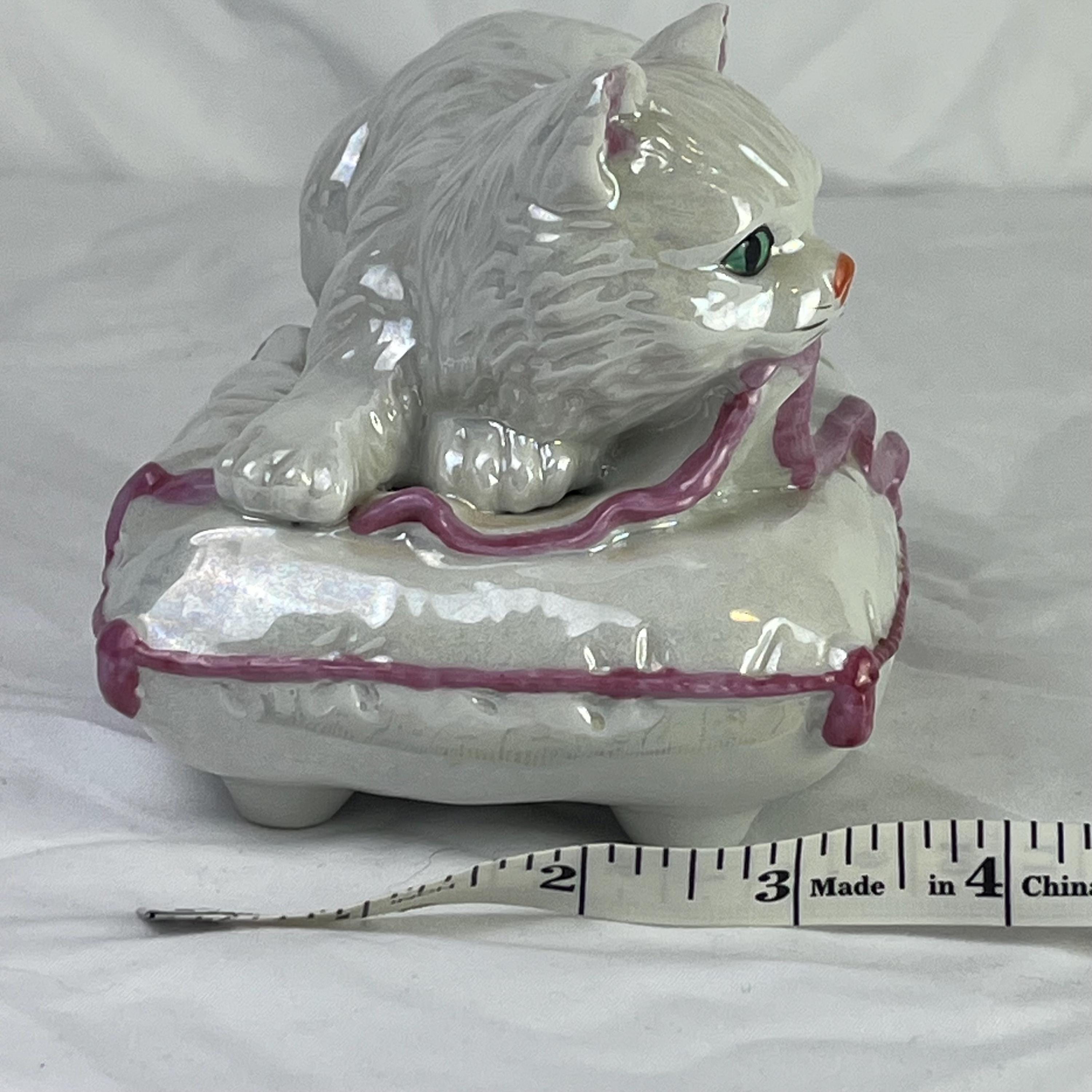 猫のフィギュア付きオルゴール　曲名:トイランド　小物入れ　陶器製？　レトロ ヴィンテージ 1984 オルゴール - 猫の置物 - 1980 - 80年代の陶器