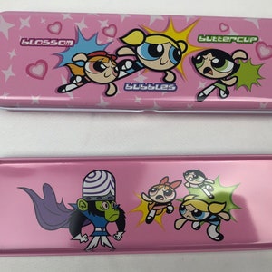 May include: Pink metal pencil case featuring the Powerpuff Girls, Blossom, Bubbles, and Buttercup. The case has a white interior and a separate compartment for storing pencils and other supplies. The case also features the Powerpuff Girls' arch-nemesis, Mojo Jojo.
