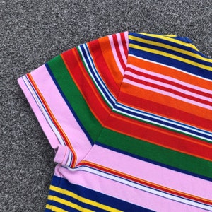 Peut inclure: Un t-shirt &agrave; manches courtes ray&eacute; rose, rouge, orange, jaune, vert et bleu.