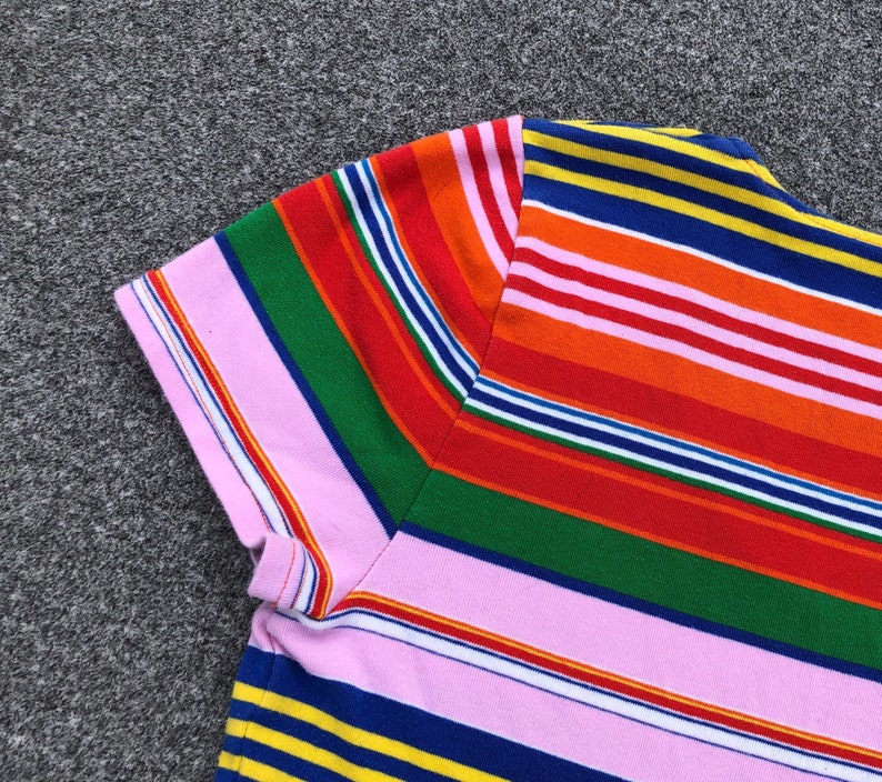Peut inclure: Un t-shirt &agrave; manches courtes ray&eacute; rose, rouge, orange, jaune, vert et bleu.