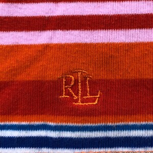 Peut inclure: Un gros plan sur un tissu ray&eacute; avec les lettres "RL" brod&eacute;es en fil orange.
