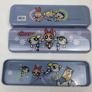 May include: A blue metal pencil case with a design featuring the Powerpuff Girls characters. The case has a striped pattern with white flowers and the words "The Powerpuff Girls" in a white box. The case is closed and the top of the case has a design of the Powerpuff Girls characters with the text "TM & &copy; Cartoon Network (s01)".