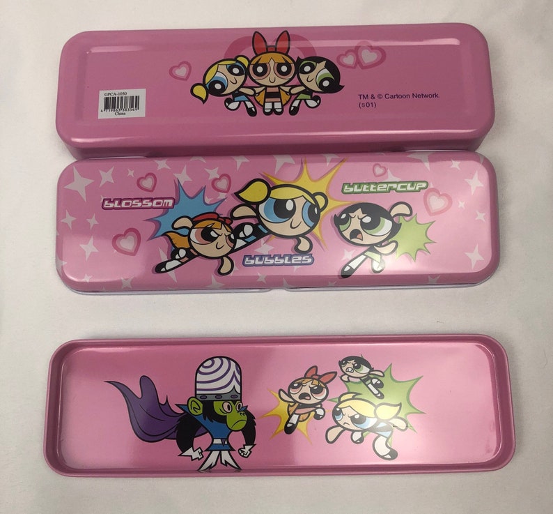 May include: Pink metal pencil case featuring the Powerpuff Girls characters: Blossom, Bubbles, and Buttercup. The case also includes the character Mojo Jojo. TM & &copy; Cartoon Network. (S01)