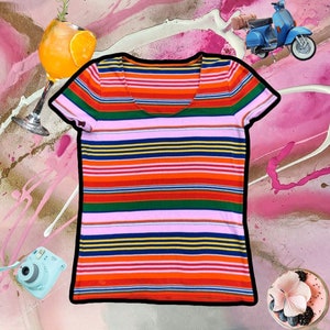 Peut inclure: Un t-shirt &agrave; rayures avec un col rond et un motif de couleurs rose, rouge, orange, jaune, bleu, vert et noir.