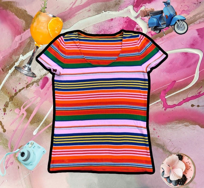 Peut inclure: Un t-shirt &agrave; rayures avec un col rond et un motif de couleurs rose, rouge, orange, jaune, bleu, vert et noir.