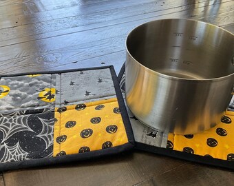 Halloween Pot Holders, Hot Pads, set of 2, Quilted pot holders, Heat Resistant Trivet