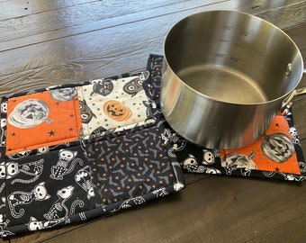 Halloween Pot Holders, Hot Pads, set of 2, Quilted pot holders, Heat Resistant Trivet