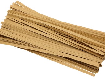 Puede incluir: Un paquete de bridas de papel marrón. Las bridas son finas y planas, y están dispuestas en una pila ordenada.