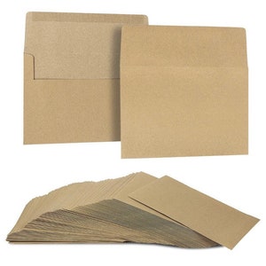 Peut inclure: Un paquet de 50 enveloppes en papier kraft brun. Les enveloppes sont fabriqu&eacute;es &agrave; partir de papier recycl&eacute; et sont parfaites pour envoyer des lettres, des cartes ou de petits cadeaux.