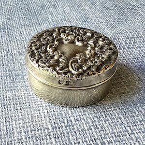 Antique Art Nouveau Hallmarked Sterling Silver Pill Box Repousse Lid Birmingham 1905