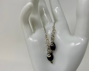 Pendientes ovalados de ónix negro auténtico con cadena de plata de ley 925. Pendientes artesanales de plata de ley con piedras de ónix negro.