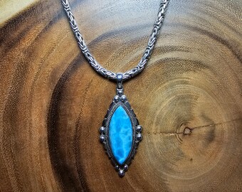 Colgante de larimar hecho a mano, con montura de plata de ley.