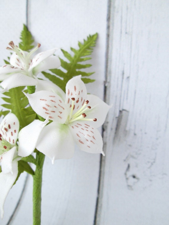Alstremeria Kwiat Paproci Boutonniere Rustik Boutonniere Kwiatowy Biały Pana Młodego Zielony Biały Calla ślub Boutonniere Broszka Kwiat Paproci