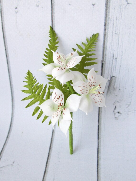 Alstremeria Kwiat Paproci Boutonniere Rustik Boutonniere Kwiatowy Biały Pana Młodego Zielony Biały Calla ślub Boutonniere Broszka Kwiat Paproci