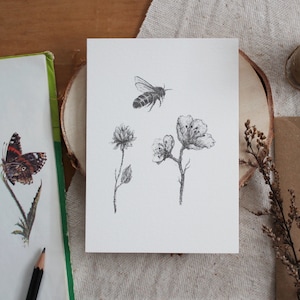 Postkarte - Biene mit Blumen - A6, Weihnachten, Grußkarte, Geburtstagskarte, Ostern, Bleistift, Zeichnung, Illustration, Tiere, Natur