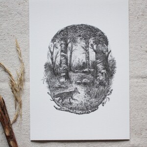 K&ouml;nnte beinhalten: Eine Schwarzwei&szlig;zeichnung mit Feder und Tinte eines Fuchses, der durch einen Wald l&auml;uft. Der Fuchs ist im Vordergrund, die B&auml;ume im Hintergrund. Die Zeichnung ist in einem realistischen Stil gehalten.