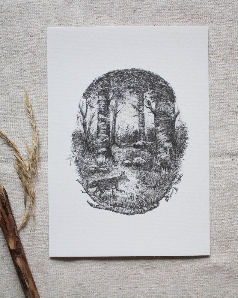 K&ouml;nnte beinhalten: Eine Schwarzwei&szlig;zeichnung mit Feder und Tinte eines Fuchses, der durch einen Wald l&auml;uft. Der Fuchs ist im Vordergrund, die B&auml;ume im Hintergrund. Die Zeichnung ist in einem realistischen Stil gehalten.