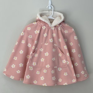 Entrega em 2 dias || Poncho para assento de carro Pink Daisy || Casaco de segurança para assento de carro || Poncho para criança || Cobertor vestível || Poncho rosa || Casaco para assento de carro