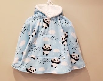 Pandabeer autostoelponcho: blauwe fleece, sherpacapuchon