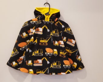 Poncho van fleece met kiepwagenmotief voor in de auto: bouwjas voor peuters