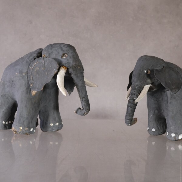 Hochements de tête d’éléphant en papier mâché / vers 1900 / Allemand ou Français / avec yeux en verre, défenses en bois / jouets anciens