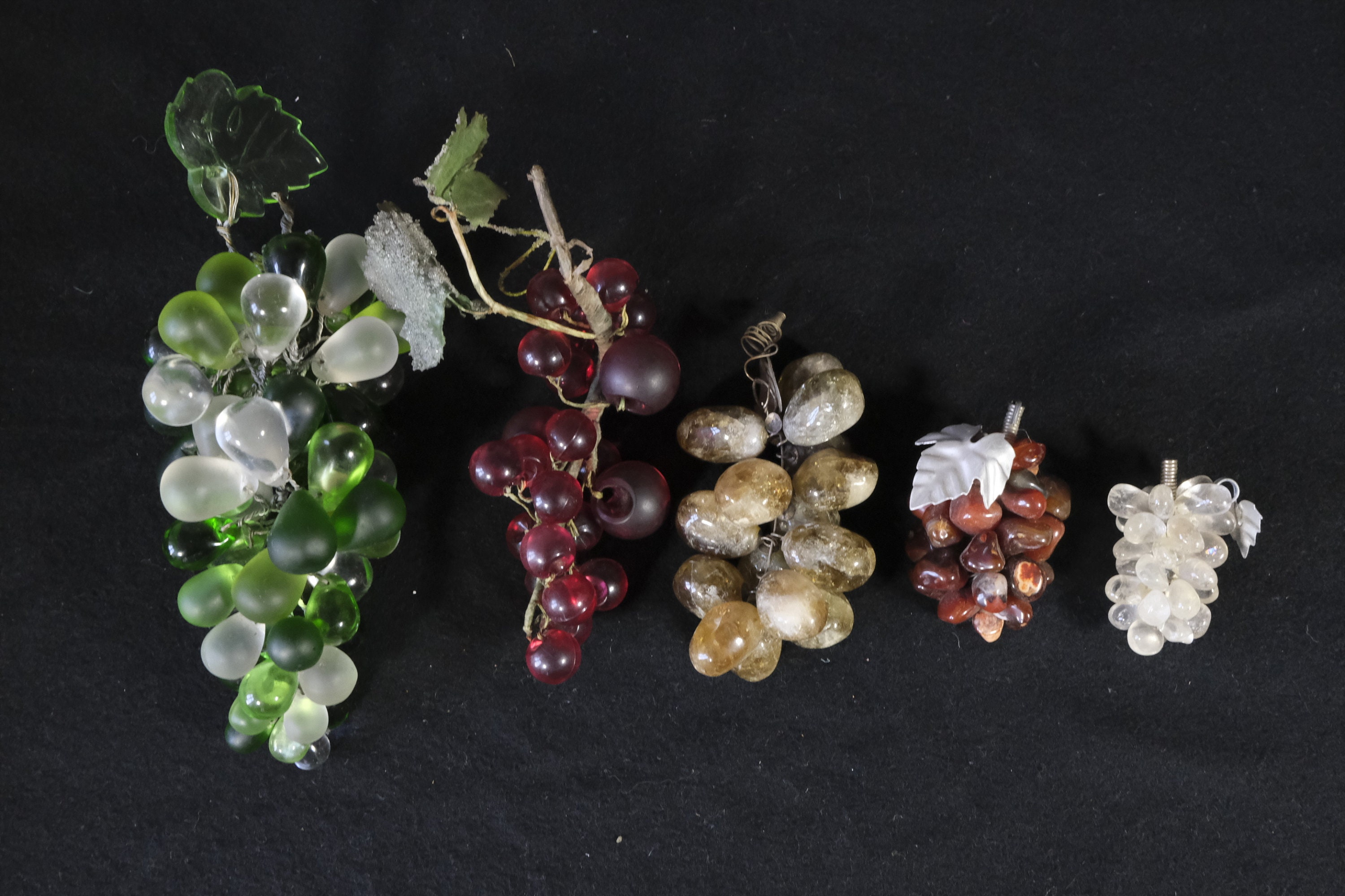 Pierres Sculptées & Grappes de Raisins en Verre/Vintage Verre, Pierre Cornélienne, Etc...