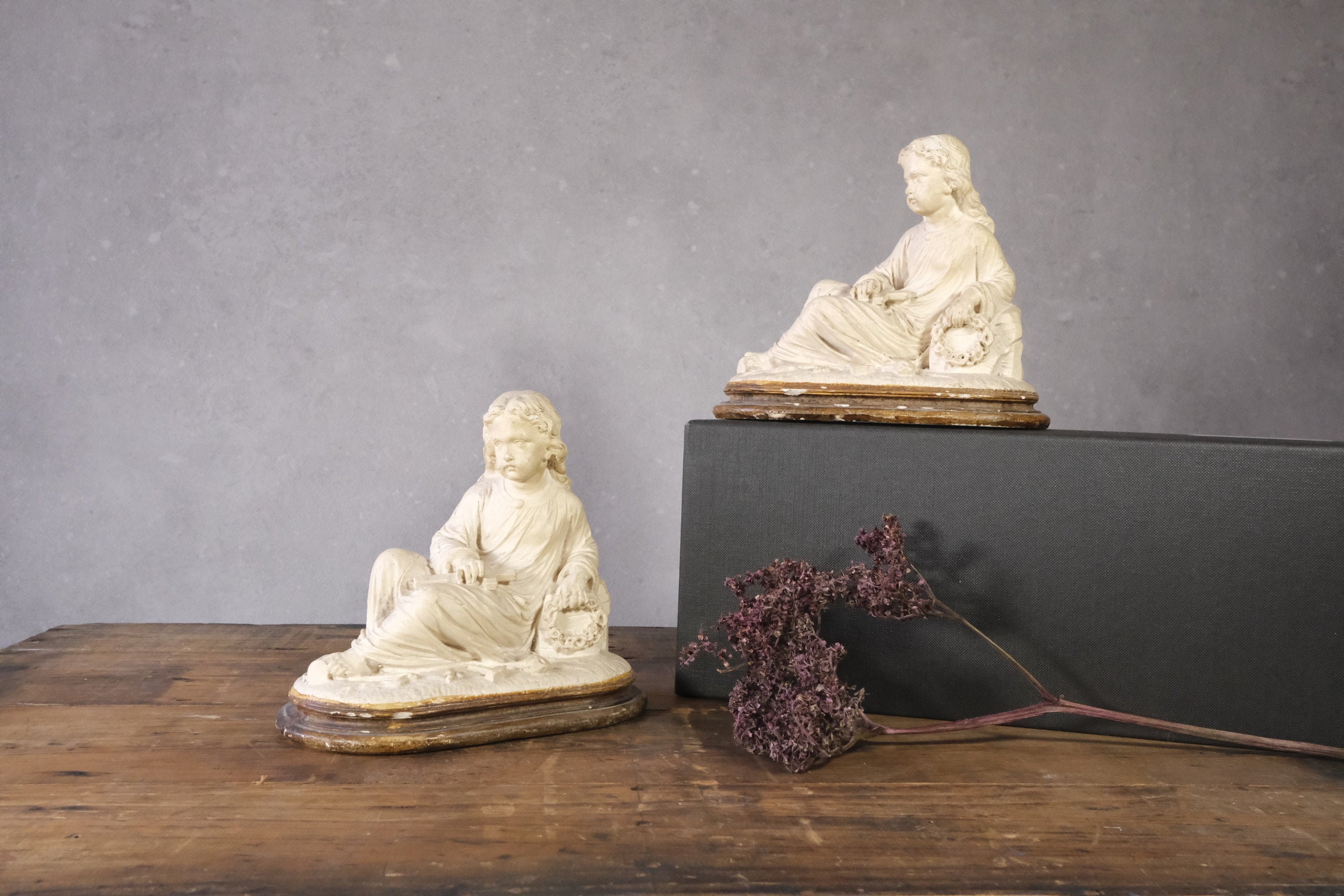 Une Paire de Christ Enfant Portant Les Instruments La Passion/Antique Français Statues en Céramique 