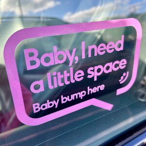 Baby kinderautozitje zwangere babybump moeder raamsticker
