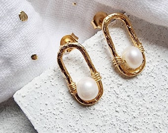 Oval hoop textured earring with freshwater pearls or not  in 14K gold plated or sterling silver earrings/ Organic geometric shape earrings