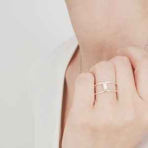 Doppelband Sterling Silber Ring / Baguette Zirkon Ring / Zierlicher minimalistischer breiter Ring / Leicht verstellbarer Ring.