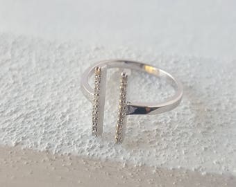 Bague en argent minimaliste et délicate avec zirconium transparent / Bague en argent sterling Open Bar / Bague géométrique / Cadeau pour elle /