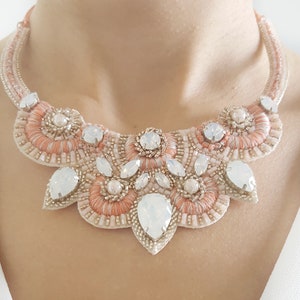 Collier tendance brodé à la main de couleur saumon et corail avec cristaux image 1