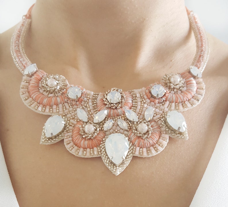 Collier tendance brodé à la main de couleur saumon et corail avec cristaux image 1