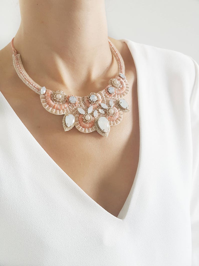 Collier tendance brodé à la main de couleur saumon et corail avec cristaux image 2