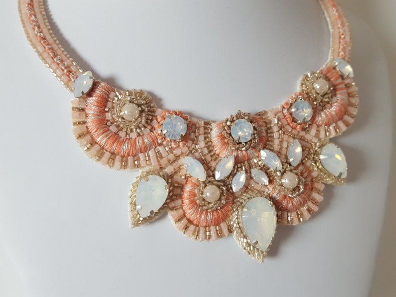 Collier tendance brodé à la main de couleur saumon et corail avec cristaux image 8