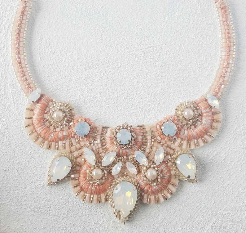 Collier tendance brodé à la main de couleur saumon et corail avec cristaux image 3