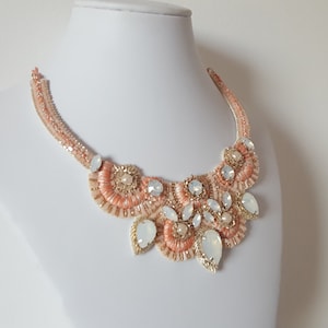 Collier tendance brodé à la main de couleur saumon et corail avec cristaux image 7