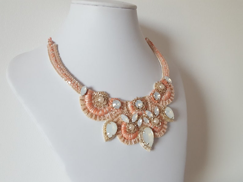 Collier tendance brodé à la main de couleur saumon et corail avec cristaux image 7