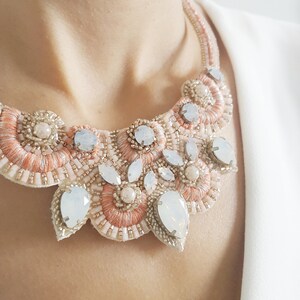 Collier tendance brodé à la main de couleur saumon et corail avec cristaux image 6