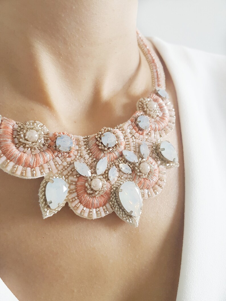 Collier tendance brodé à la main de couleur saumon et corail avec cristaux image 6