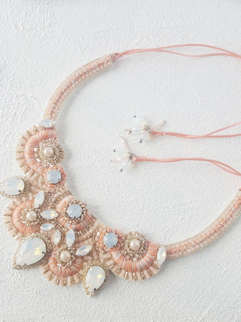 Collier tendance brodé à la main de couleur saumon et corail avec cristaux image 5