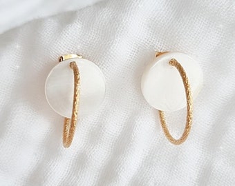 Hoop earrings in gold stainless steel with removable round mother of pearls pendant.