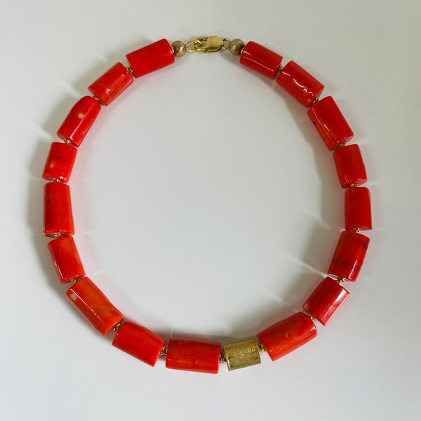 Natürlich Schön: Halskette mit Bambus-Koralle im Zylinder-Schliff und Vergoldeten Akzenten