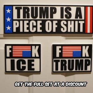 Może przedstawiać: Zestaw trzech czarno-białych prostokątnych magnes&oacute;w z tekstem. G&oacute;rny magnes głosi "TRUMP IS A PIECE OF SHIT". Dwa pozostałe magnesy mają tekst "F*CK ICE" i "F*CK TRUMP". Każdy magnes ma wz&oacute;r amerykańskiej flagi.