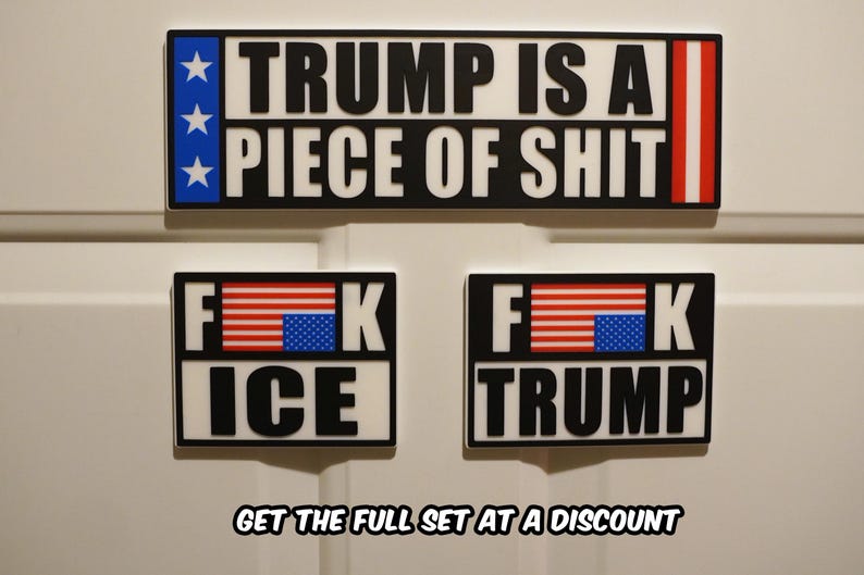 Może przedstawiać: Zestaw trzech czarno-białych prostokątnych magnes&oacute;w z tekstem. G&oacute;rny magnes głosi "TRUMP IS A PIECE OF SHIT". Dwa pozostałe magnesy mają tekst "F*CK ICE" i "F*CK TRUMP". Każdy magnes ma wz&oacute;r amerykańskiej flagi.