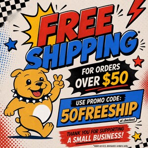 Może przedstawiać: Grafika w stylu kresk&oacute;wki z napisem "FREE SHIPPING" w kolorze czerwonym i niebieskim. Uśmiechnięty ż&oacute;łty buldog pokazuje znak pokoju. Tekst brzmi "FOR ORDERS OVER $50" i "USE PROMO CODE: 50FREESHIP".