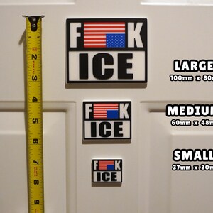 Może przedstawiać: Trzy prostokątne naklejki z napisem "F*CK ICE" i wzorem amerykańskiej flagi. Naklejki są oznaczone jako Duże (100mm x 80mm), Średnie (60mm x 48mm) i Małe (37mm x 30mm).