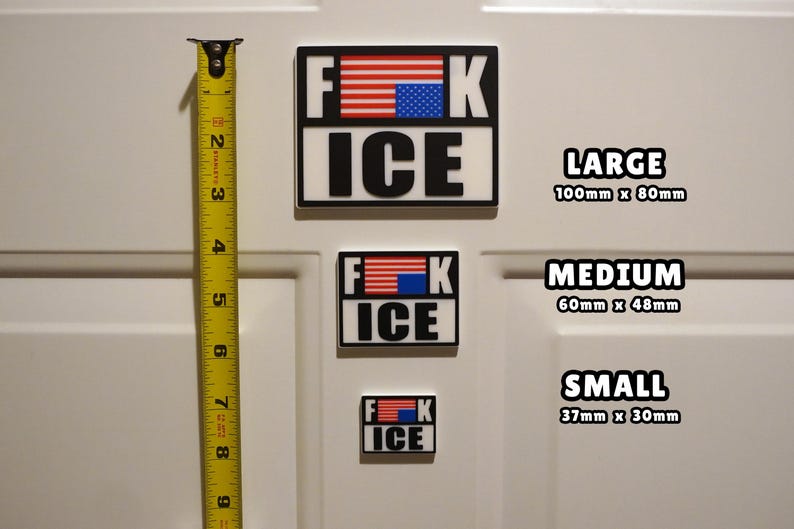 Może przedstawiać: Trzy prostokątne naklejki z napisem "F*CK ICE" i wzorem amerykańskiej flagi. Naklejki są oznaczone jako Duże (100mm x 80mm), Średnie (60mm x 48mm) i Małe (37mm x 30mm).
